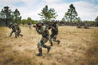 Đại đội súng trường của lữ đoàn miền núi 99 Ấn Độ huấn luyện tại Mỹ ngày 7 tháng 5 năm 2013.